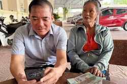 Đang chở người phụ nữ đến ngân hàng, thấy dấu hiệu lạ từ những cuộc gọi, tài xế taxi lập tức đưa thẳng đến công an
