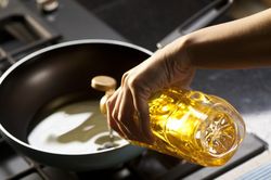 Dầu ăn sẽ sinh ra các hợp chất có hại nếu dùng sai: 6 sai lầm nhiều gia đình vẫn mắc