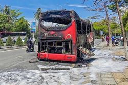 Ôtô khách chở gần 40 người bốc cháy dữ dội trên đường ven biển Nha Trang