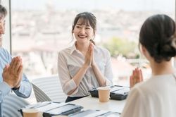 Bắt nữ nhân viên xinh đẹp ngồi cạnh chủ tịch, quản lý bị tòa phạt 1 tháng lương