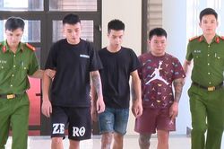 Dàn cảnh 'ăn vạ' lúc rạng sáng, nhóm thanh niên hù dọa có súng để cưỡng đoạt tiền người đi đường