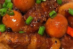 Kho thịt đừng chỉ dùng nước lọc, thêm loại nước quen thuộc giải khát ngày hè này giúp thịt mềm, ngọt và màu đẹp tự nhiên