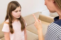 Đừng mắng khi con hay cãi, đây là 5 điều cha mẹ thông minh sẽ làm