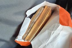 Đang ngủ trên máy bay thì nghe tiếng động, người đàn ông kiểm tra hành lý thì thấy mất 90.000 đô la Hong Kong