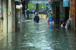 Cảnh báo mưa dông, lốc sét khu vực nội thành Hà Nội, nhiều điểm có nguy cơ ngập úng