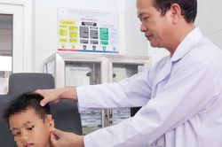 Que tre đâm xuyên vành tai bé trai 6 tuổi