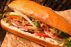 Bộ Y tế yêu cầu khẩn trương điều tra vụ 84 người nghi ngộ độc thực phẩm sau ăn bánh mì tại Lâm Đồng
