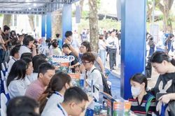 Bộ Ch&iacute;nh trị y&ecirc;u cầu giảm tối thiểu 20% cơ sở gi&aacute;o dục đại học