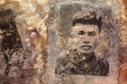 Tìm thân nhân liệt sĩ từ ảnh trong ví da tại hầm mộ tập thể Đồng Nai