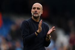 Man City 'bán sạch' đồ cũ của Pep Guardiola