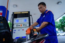 Giá xăng E10 lên sát 23.000 đồng/lít
