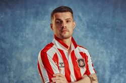 Áo đấu của CLB Premier League gây sốt