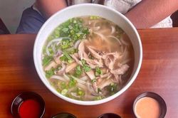 T&ocirc; phở 240.000 đồng của c&ocirc; chủ Việt dưới ch&acirc;n d&atilde;y Himalaya