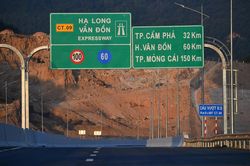 Đề xuất bố trí làn vượt xe, cấm 'mượn' làn ngược chiều có phù hợp?