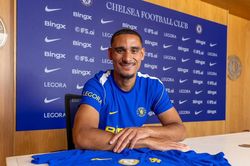 Chelsea đón tân binh thứ 7 giá 60,7 triệu euro
