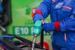Gi&aacute; xăng dầu tăng mạnh, dầu diesel vượt 27.600 đồng/l&iacute;t