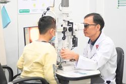 Cảnh b&aacute;o nguy cơ ảnh hưởng thị lực khi tự &yacute; sử dụng kh&aacute;ng sinh trị đau mắt đỏ