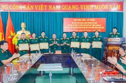 Khen thưởng đội ngũ y, bác sĩ cứu chữa hàng trăm bệnh nhân vụ ngộ độc bánh mì tại Đồng Tháp