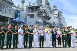 Đoàn tàu sân bay Hải quân Hoa Kỳ thăm thành phố Đà Nẵng