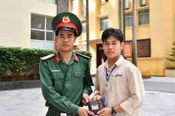 Hạ sĩ Đinh Hoàng Hiệp nhặt được của rơi trả lại người bị mất