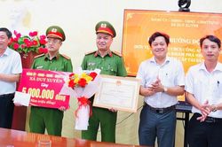 Thưởng nóng lực lượng Công an xã Duy Xuyên về thành tích phá án