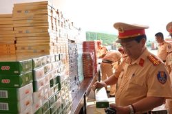 Từ kiểm tra giao thông, lộ vụ vận chuyển hơn 27.000 bao thuốc lá nhập lậu