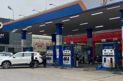 [SPOTLIGHT] Khan hiếm dầu diesel cục bộ nhiều tỉnh, Petrolimex nói không thiếu tổng nguồn
