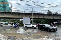 Mặt đường chi chít hố sâu trên tuyến cửa ngõ phía Bắc Hà Nội
