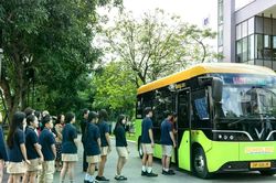 Thấy gì việc Quảng Ninh miễn phí xe buýt điện đưa đón học sinh