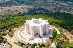 Castel del Monte: Lâu đài bát giác 700 năm tuổi và bí mật chưa có lời giải