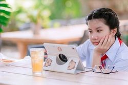Không chỉ hạn chế, cần tạo không gian mạng an toàn cho trẻ em