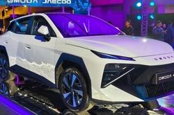Cận cảnh xe điện Omoda 4 EV ra mắt tại Indonesia, vận hành 470 km/sạc