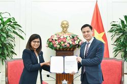 Thứ trưởng Ngoại giao Đặng Ho&agrave;ng Giang tiếp Gi&aacute;m đốc Quốc gia mới của IFAD tại Việt Nam