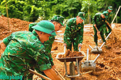 Mái trường dựng xây từ màu xanh áo lính