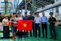 Tuyên truyền chống khai thác hải sản bất hợp pháp cho ngư dân