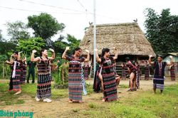 Vũ điệu dâng trời của người Cơ Tu
