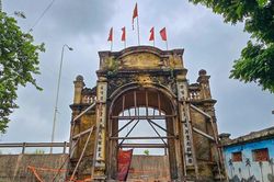 Hà Nội: Người dân góp nửa tỷ đồng nâng nguyên khối cổng cổ trăm năm
