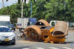 Xe lu rơi khỏi xe tải, người đi đường tho&aacute;t nạn trong gang tấc