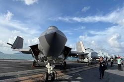 Ngắm dàn tiêm kích khủng trên tàu sân bay USS George Washington đang ở Đà Nẵng