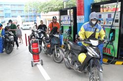 Giá xăng dầu tiếp tục tăng, E10 vượt mức 22.800 đồng/lít