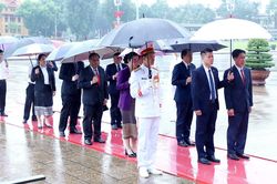 Đoàn công tác Tòa án Lào viếng Chủ tịch Hồ Chí Minh