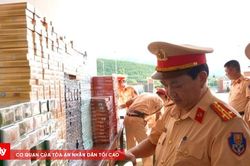 CSGT Huế phát hiện xe khách vận chuyển hơn 27.000 bao thuốc lá nhập lậu
