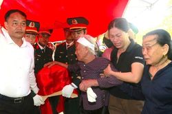 Thấy linh cữu con về đến đầu ngõ, mẹ liệt sĩ òa khóc: 'Chờ con đã gần nửa đời người'