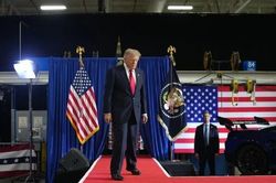 Ông Trump cảnh báo cứng rắn, áp thêm lệnh trừng phạt Iran