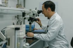 Bé gái 6 tuổi tử vong sau liệu pháp chỉnh sửa gene, nhà khoa học bị điều tra