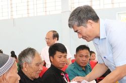 Thứ trưởng Y Vinh Tơr tặng quà hộ nghèo và Người có uy tín tại xã Tủa Chùa