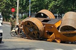 Xe lu h&agrave;ng tấn rơi lật ngửa, người đ&agrave;n &ocirc;ng bỏ xe m&aacute;y, &ocirc;m b&eacute; trai 12 tuổi th&aacute;o chạy