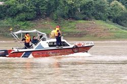 Người đàn ông rơi từ trên cầu xuống sông, bị cuốn trôi 35km