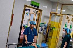 Chồng vào phòng mổ động viên vợ sinh, bất ngờ ngất xỉu khi con cất tiếng khóc