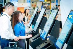 Hàng nghìn khách làm thủ tục Kiosk sinh trắc học tự động ở Sân bay Nội Bài